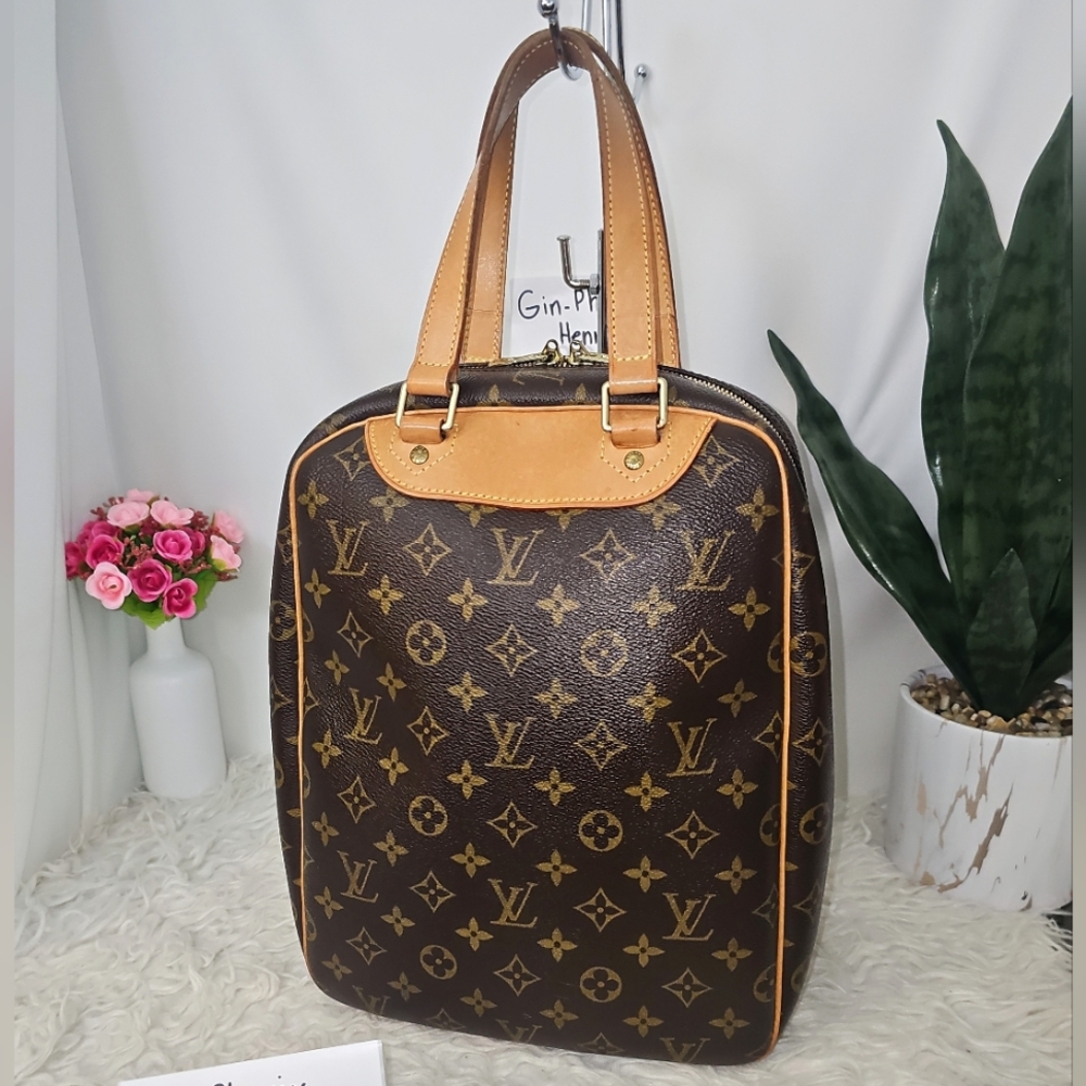 🔥😍 Beautiful Condition😍🔥 Authentic  Louis Vuitton Monogram Excursion  Bag